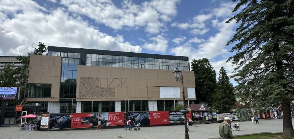 Червень 2025 року будівництво комплексу біля бювету в Трускавці